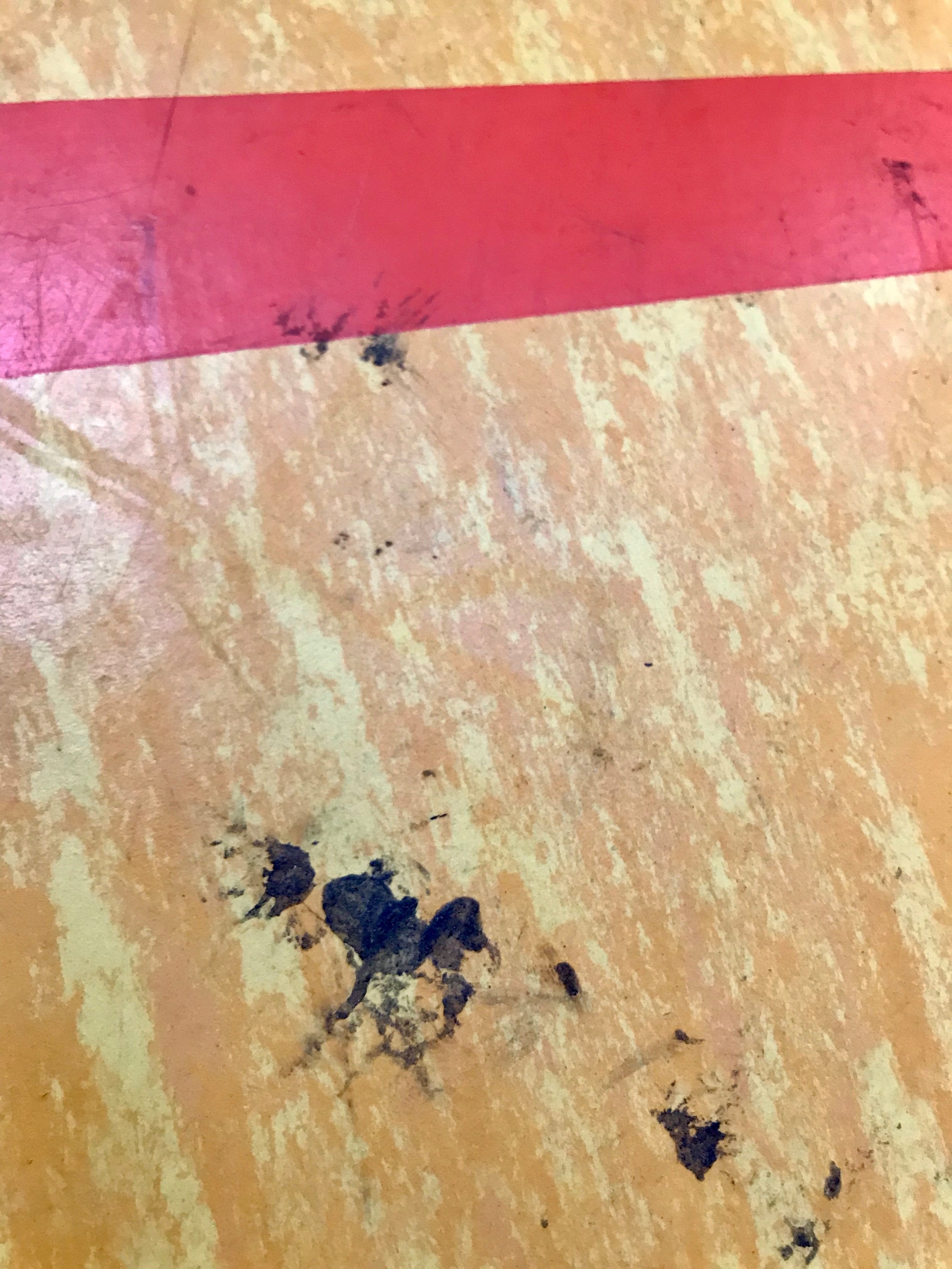 Harzflecken auf dem Hallenboden führen dazu, dass das Harzverbot durchgesetzt wird
