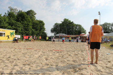beachhandball-im-sommer-macht-auf-handballturnieren-richtig-viel-spaß