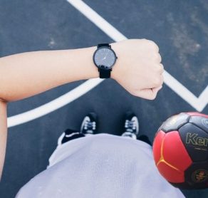 Wie lange dauert ein Handballspiel? Die Dauer vom Handballspiel ist leicht zu erklären: Die Spielzeit hängt von der Altersklasse ab!