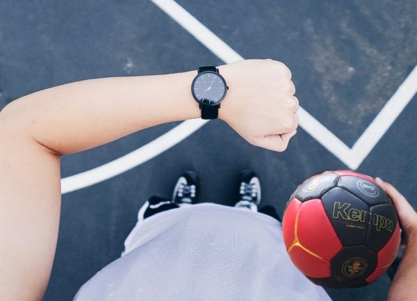 Wie lange dauert ein Handballspiel? Die Dauer vom Handballspiel ist leicht zu erklären: Die Spielzeit hängt von der Altersklasse ab!