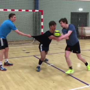 Handballübung für die Abwehr und den Angriff, durchsetzen und 1:1 mit Körperkontakt