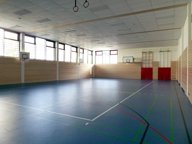 In der Handballhalle findet das Handballtraining statt.
