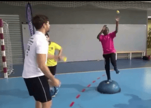 Handball Torwarttraining hürdensitz und Gleichgewicht