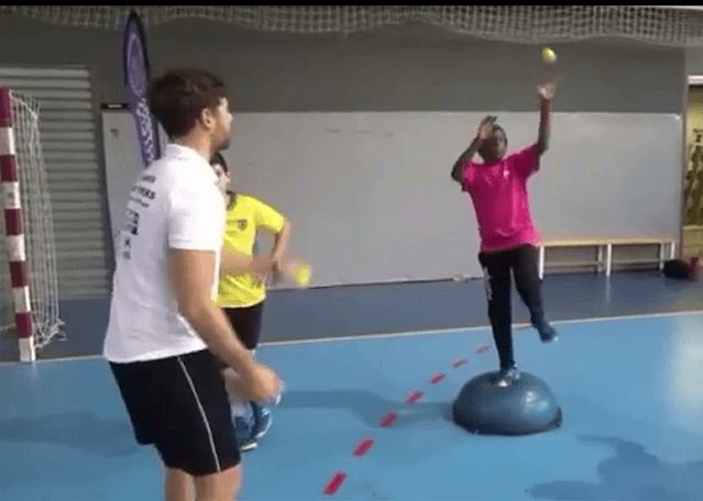 Handball Torwarttraining hürdensitz und Gleichgewicht