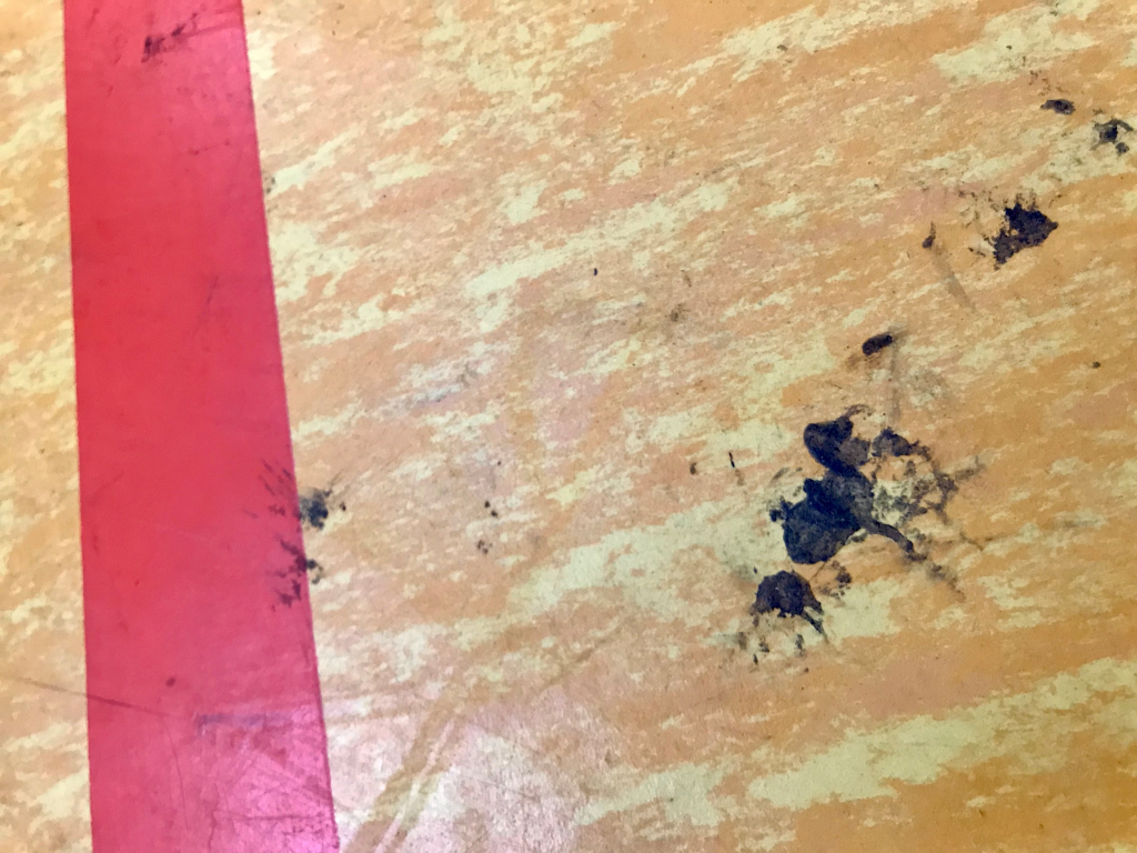 Harzflecken auf Handball Hallenboden die man entfernen muss