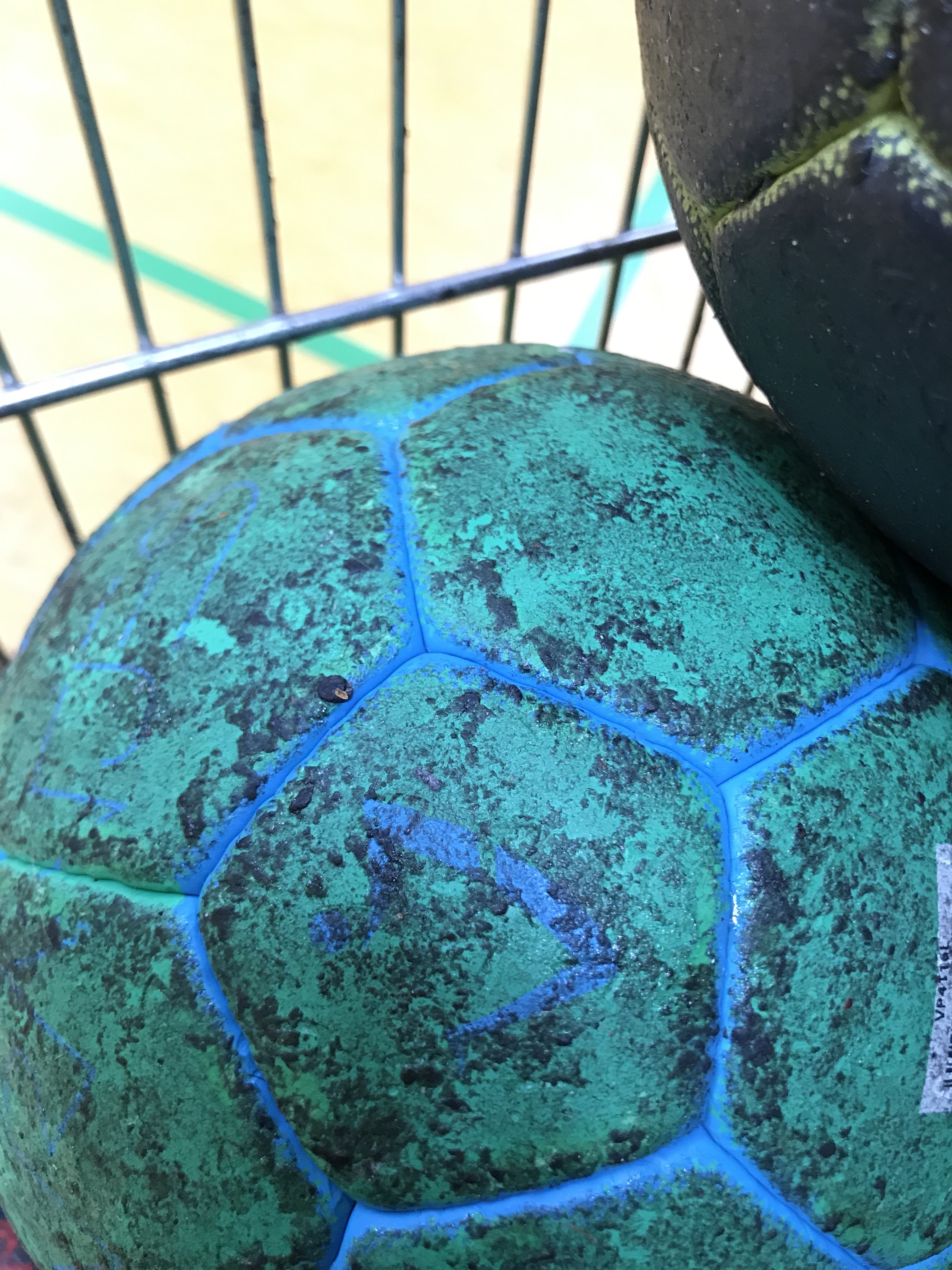 Handball mit Harzflecken